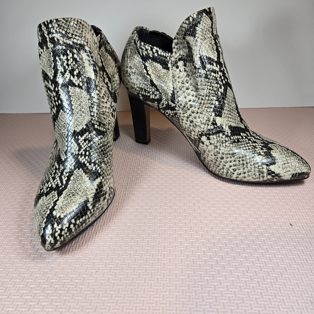 FRANCO SARTO Kora Bootie Size 7.5 Like NEW